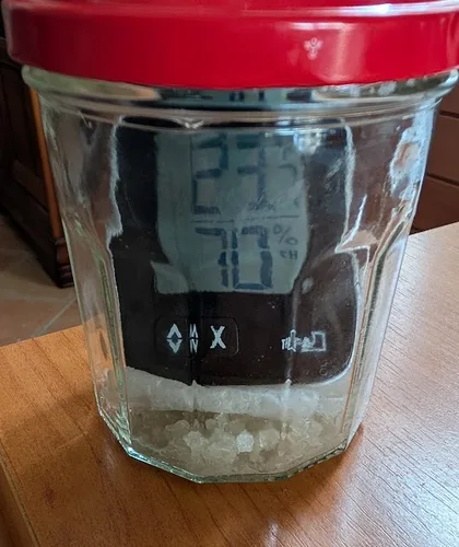 Hygromètre premier prix dans un pot de confiture fermé, test au sel affichant 70 % d'humidité après 12h